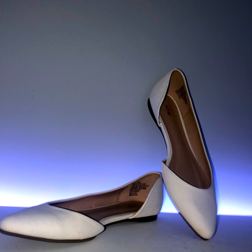 APT 9 White Pointed Toe Flats
